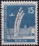 Obrázek k výrobku 49681 - 1956, Berlín, 145, Výplatní známka: Berlínské pohledy na město (II) - Památník leteckého mostu v Tempelhofu ⊙