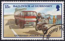 1980, Guernsey, 0207, 60 let ostrovní policie: Policejní hlídka eskortuje tahač návěsu  ⊙