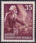 Obrázek k výrobku 51429 - 1953, NDR, 0350YI, 70. výročí úmrtí Karla Marxe: Karel Marx za řečnickým pultem ✶✶